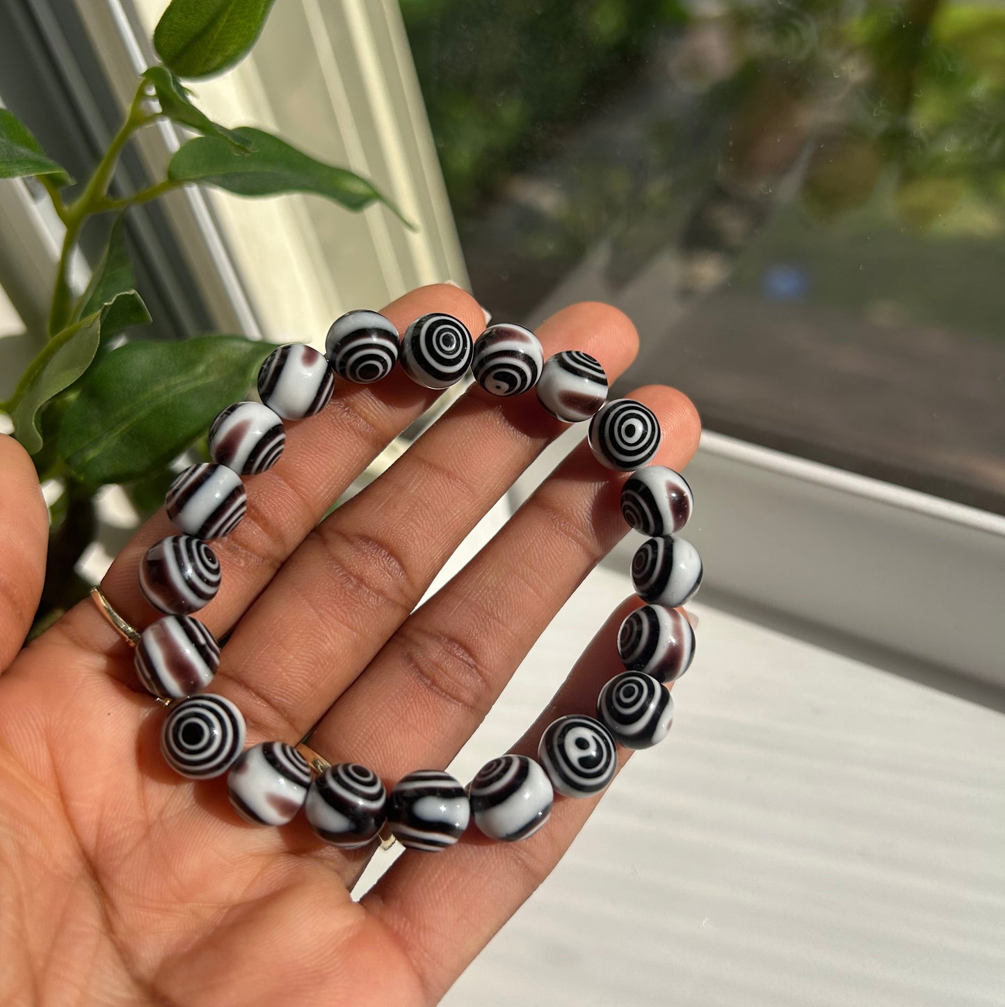 Black and white eye bead bracelet